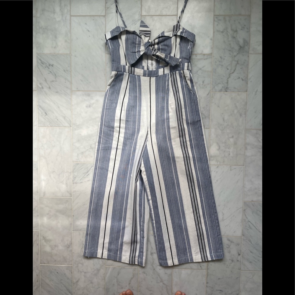 Cropped jumpsuit with cut-out